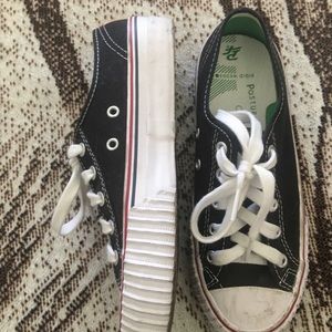 Black Converse like tennis shoes